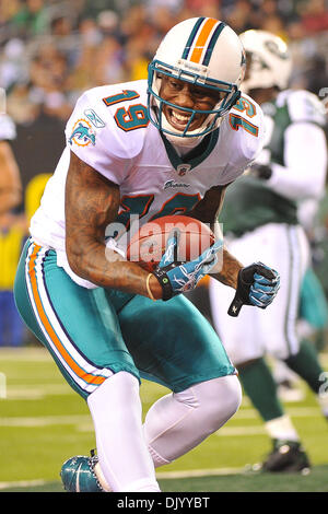 Le 12 décembre 2010 - East Rutherford, New Jersey, United States of America - Miami Dolphins le receveur Brandon Marshall (19) célèbre son premier trimestre au cours de l'action de réception de toucher des roues de l'AFC se rencontreront entre les dauphins de Miami et les New York Jets au New Meadowlands Stadium à East Rutherford, New Jersey à la mi-temps de New York Miami mène 10 à 3. (Crédit Image : © Brooks Banque D'Images