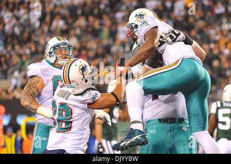 Le 12 décembre 2010 - East Rutherford, New Jersey, United States of America - La ligne offensive des Dolphins de Miami célèbrent le premier touché dans l'AFC du duel entre l'Orient et les Dolphins de Miami les Jets de New York au New Meadowlands Stadium à East Rutherford, New Jersey à la mi-temps de New York Miami mène 10 à 3. (Crédit Image : © Brooks von Arx/global/ZUMAPRESS.com) Southcreek Banque D'Images