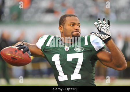 Le 12 décembre 2010 - East Rutherford, New Jersey, United States of America - New York Jets receveur Braylon Edwards (17) avant l'action de l'AFC du duel entre l'Orient et les Dolphins de Miami les Jets de New York au New Meadowlands Stadium à East Rutherford, New Jersey (crédit Image : © Brooks von Arx/global/ZUMAPRESS.com) Southcreek Banque D'Images