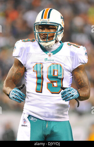 Le 12 décembre 2010 - East Rutherford, New Jersey, United States of America - Miami Dolphins le receveur Brandon Marshall (19) en action au cours de l'AFC du duel entre l'Orient et les Dolphins de Miami les Jets de New York au New Meadowlands Stadium à East Rutherford, New Jersey à la mi-temps de New York Miami mène 10 à 3. (Crédit Image : © Brooks von Arx/global/ZUMAPRESS.com) Southcreek Banque D'Images