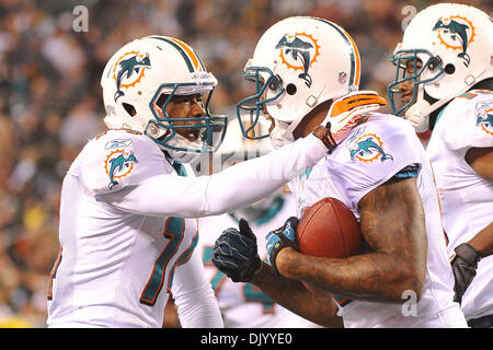 Le 12 décembre 2010 - East Rutherford, New Jersey, United States of America - Miami Dolphins wide receiver Marlon Moore (14) et les Dolphins de Miami le receveur Brandon Marshall (19) fêter l'ouverture de l'AFC est de toucher des roues se rencontreront entre les dauphins de Miami et les New York Jets au New Meadowlands Stadium à East Rutherford, New Jersey à la mi-temps de New York Miami mène 10 à 3. Banque D'Images