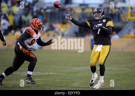 Le 12 décembre 2010 - Pittsburgh, Pennsylvanie, États-Unis d'Amérique - Pittsburgh Steelers quarterback Ben Roethlisberger (7) obtient la note de loin et évite d'être limogé par la défensive des Bengals de Cincinnati s'attaquer à Geno Atkins (97) au troisième trimestre, les Steelers prendre sur les Bengals au stade Heinz Field de Pittsburgh, PA...Les Steelers vaincre les Bengals par un score de 23-7. (Crédit Image : © Banque D'Images