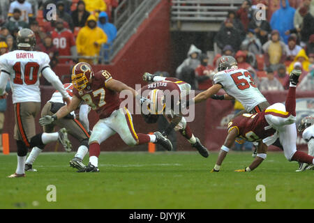 Le 12 décembre 2010 - Landover, Maryland, United States of America - NFL FedEx Field action de jeu, score final ; Buccaneers 17 16 Redskins (crédit Image : © Roland Pintilie/ZUMAPRESS.com) Southcreek/mondial Banque D'Images