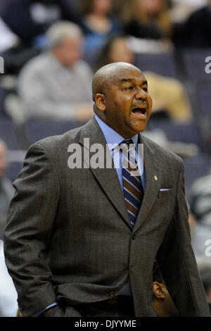 Le 12 décembre 2010 - Washington, District de Columbia, États-Unis d'Amérique - Entraîneur-chef John Thompson III au cours de la première moitié au Verizon Center. À la mi-temps le Georgetown Hoyas mènent Appalachian d'alpinistes 41-32. (Crédit Image : © Carlos Suanes/ZUMAPRESS.com) Southcreek/mondial Banque D'Images