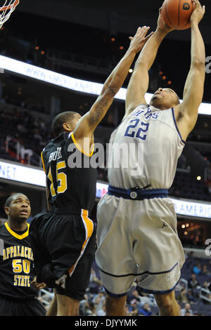 Le 12 décembre 2010 - Washington, District de Columbia, États-Unis d'Amérique - Georgetown Hoyas avant Julian Vaughn (22) lutte pour un rebond au cours du premier semestre à Verizon Center. À la mi-temps le Georgetown Hoyas mènent Appalachian d'alpinistes 41-32. (Crédit Image : © Carlos Suanes/ZUMAPRESS.com) Southcreek/mondial Banque D'Images