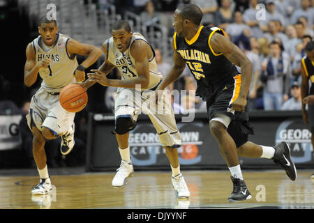 Le 12 décembre 2010 - Washington, District de Columbia, États-Unis d'Amérique - Georgetown Hoyas guard Jason Clark (21) apporte la balle la parole au cours du second semestre au Verizon Center. Georgetown Hoyas défait Appalachian d'alpinistes compris entre 89-60. (Crédit Image : © Carlos Suanes/ZUMAPRESS.com) Southcreek/mondial Banque D'Images