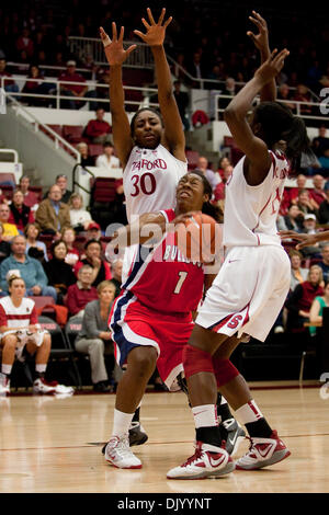 Le 12 décembre 2010 - Stanford, Californie, États-Unis d'Amérique - Fresno State avant Taja Edwards (# 1) tire la balle entre l'avant de Stanford Nnemkadi Ogwumike (# 30) et Stanford en avant Chiney Ogwumike (# 13). Fresno State 42-17 Stanford mène à la mi-temps au pavillon de l'érable. (Crédit Image : © Kelly L Cox/global/ZUMAPRESS.com) Southcreek Banque D'Images