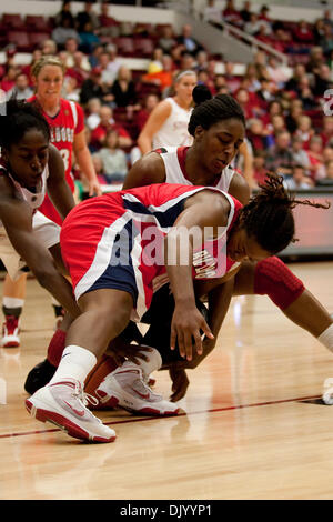 Le 12 décembre 2010 - Stanford, Californie, États-Unis d'Amérique - Stanford avant Chiney Ogwumike (# 13) et Stanford en avant Nnemkadi Ogwumike (# 30) Bataille pour la balle contre Fresno State avant Taja Edwards (# 1). Fresno State 42-17 Stanford mène à la mi-temps au pavillon de l'érable. (Crédit Image : © Kelly L Cox/global/ZUMAPRESS.com) Southcreek Banque D'Images