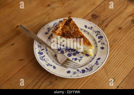 Une tranche de Tarte au fromage de Gozo traditionnel dont les principaux ingrédients sont mous de fromage de brebis râpé et séché de fromage de brebis. Banque D'Images