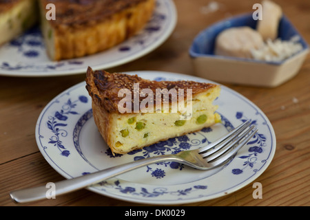 Une tranche de Tarte au fromage de Gozo traditionnel dont les principaux ingrédients sont mous de fromage de brebis râpé et séché de fromage de brebis. Banque D'Images