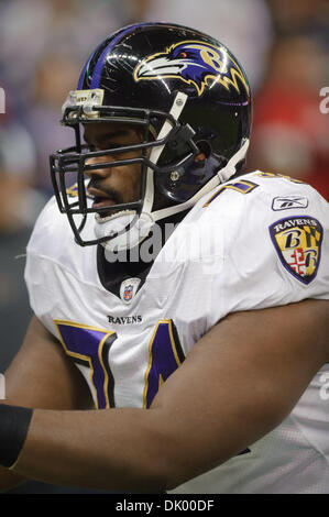 13 déc 2010 - Houston, Texas, États-Unis d'Amérique - Baltimore Ravens offensive s'attaquer à Michael d'autres (74) se réchauffe avant le match entre le et le Houston Texans Baltimore Ravens. Les Ravens défait les Texans 34-28 en prolongation. (Crédit Image : © Jerome Miron/ZUMAPRESS.com) Southcreek/mondial Banque D'Images