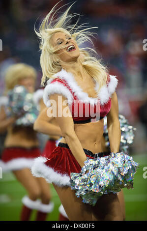 13 déc 2010 - Houston, Texas, États-Unis d'Amérique - membre de la Houston Texans Cheerleaders effectue pendant le jeu entre les Houston Texans et les Ravens de Baltimore. Les Ravens défait les Texans 34-28 en prolongation. (Crédit Image : © Jerome Miron/ZUMAPRESS.com) Southcreek/mondial Banque D'Images