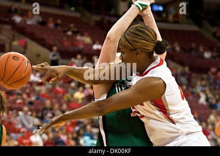 14 décembre 2010 - Columbus, Ohio, États-Unis d'Amérique - Ohio State University's Centre Senior Jantel Lavender (# 42) et de l'Université de Caroline du Sud - Nord de l'avant en deuxième année du Lauren McRoberts (# 15) dans la première période de jeu au niveau de la ville de valeur à l'Arène Jerome Schottenstein Center de Columbus, Ohio mardi soir 14 décembre 2010. Les Buckeyes défait la Dame Spartiates Banque D'Images