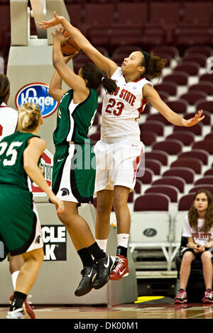 14 décembre 2010 - Columbus, Ohio, États-Unis d'Amérique - Ohio State University's Etre à l'avant Martina Ellerbe (# 23) et de l'Université de Caroline du Sud - Nord de l'Etre à l'avant du Kim Roach (# 4) dans la première période de jeu au niveau de la ville de valeur à l'Arène Jerome Schottenstein Center de Columbus, Ohio mardi soir 14 décembre 2010. Les Buckeyes défait la Dame spartiates 87-55 Banque D'Images