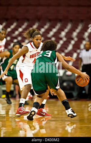 14 décembre 2010 - Columbus, Ohio, États-Unis d'Amérique - Ohio State University's Premier garde Bretagne Johnson (# 40) et de l'Université de Caroline du Sud - Nord de l'est de la garde de deuxième année Copney t'Ara (# 23) dans la première période de jeu au niveau de la ville de valeur à l'Arène Jerome Schottenstein Center de Columbus, Ohio mardi soir 14 décembre 2010. Les Buckeyes défait la Dame spartiates 87- Banque D'Images