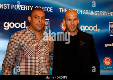 14 décembre 2010 - Le Pirée, Grèce - ambassadeurs de bonne volonté RONALDO(L) et Zinedine Zidane(R) : entre autres de football, plus de 30 joueurs de football équipes partout dans le monde s'affronter dans le Match contre la pauvreté organisé cette année par l'Olympiacos football club dans le Pirée, Grèce. (Crédit Image : © Vafeiadakis ZUMAPRESS.com) Aristidis/ Banque D'Images