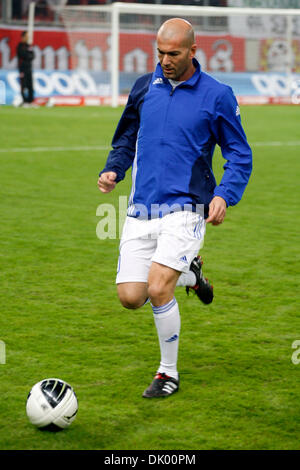 14 décembre 2010 - Le Pirée, Grèce - Zinedine Zidane au stade jouer au football. Ambassadeurs de bonne volonté Ronaldo et Zinedine Zidane : parmi d'autres vedettes du football, plus de 30 joueurs de football équipes partout dans le monde s'affronter dans le Match contre la pauvreté organisé cette année par l'Olympiacos football club dans le Pirée, Grèce. (Crédit Image : © Vafeiadakis ZUMAP Aristidis/ Banque D'Images