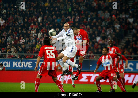 14 décembre 2010 - Le Pirée, Grèce - Zinedine Zidane au stade jouer au football. Ambassadeurs de bonne volonté Ronaldo et Zinedine Zidane : parmi d'autres vedettes du football, plus de 30 joueurs de football équipes partout dans le monde s'affronter dans le Match contre la pauvreté organisé cette année par l'Olympiacos football club dans le Pirée, Grèce. (Crédit Image : © Vafeiadakis ZUMAP Aristidis/ Banque D'Images