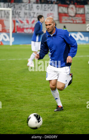 14 décembre 2010 - Le Pirée, Grèce - Zinedine Zidane au stade jouer au football. Ambassadeurs de bonne volonté Ronaldo et Zinedine Zidane : parmi d'autres vedettes du football, plus de 30 joueurs de football équipes partout dans le monde s'affronter dans le Match contre la pauvreté organisé cette année par l'Olympiacos football club dans le Pirée, Grèce. (Crédit Image : © Vafeiadakis ZUMAP Aristidis/ Banque D'Images