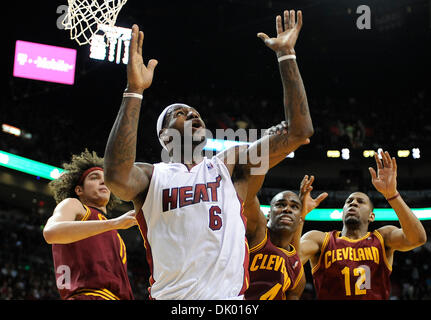 15 décembre 2010 - Miami, Floride - Floride, USA - Etats-Unis - (transmettre) fl-chaleur-cavs-1215b -- Miami Heat LeBron James a l'air de l'avant jusqu'à la balle devant les Cleveland Cavaliers la défense pendant la première moitié de leur jeu, le mercredi 15 décembre 2010 à AmericanAirlines Arena. Michael Laughlin, Sun Sentinel (crédit Image : © Sun-Sentinel/ZUMAPRESS.com) Banque D'Images