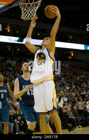 15 déc., 2010 - Oakland, Californie, États-Unis - Golden State Warriors center ANDRIS BIEDRINS # 15 et Minnesota Timberwolves de l'avant KEVIN LOVE # 42 en action de lecture à l'Oracle Arena. (Crédit Image : © William Mancebo/ZUMAPRESS.com) Banque D'Images