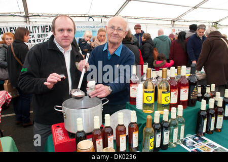 Hay-on-Wye, au Pays de Galles, Royaume-Uni. Le 30 novembre 2013. Andrew Powell, Responsable de restauration 45 - de Brecon et de foin Tarif alimentaire manager pendant 6 ans - prend un vin chaud avec Graham Williams, 74 un ancien ingénieur de l'énergie électrique à partir de la Corse, Gloucestershire. Le vin est fait dans Hereford par Graham gendre, Anthony Digweed et Graham's daughter Lorraine. Le prix des aliments fait partie intégrante de l'Hay Festival Week-end d'hiver. Credit : Graham M. Lawrence/Alamy Live News. Banque D'Images