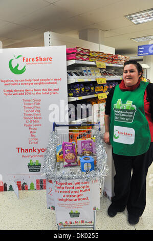 Soho, London, UK. 1er décembre 2013. Un point de collecte à l'échelle nationale pour Tesco Fareshare de collecte de denrées alimentaires pour fournir des secours alimentaires d'autres habitants locaux en crise, qui aura lieu le 29, 30 novembre et 1er décembre. Banque D'Images