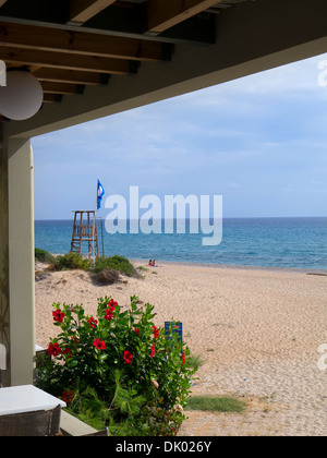 Lifeguard tower avec drapeau bleu soufflage, sur la plage de Skala Grèce Céphalonie Banque D'Images