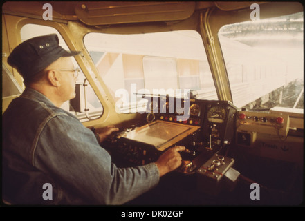 Cette image montre un ingénieur aux commandes d'un train de voyageurs Amtrak Turboliner à Saint Louis, Missouri. Deux Turboliners ont été loués par Amtrak pour le service à grande vitesse sur diverses routes dans les années 1980 Banque D'Images