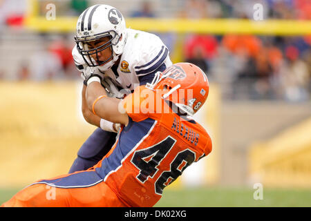 18 déc., 2010 - Albuquerque, New Mexico, United States of America - l'Université Brigham Young d'utiliser de nouveau Joshua Quezada (# 20) est abordé par UTEP Pèse Aubrey Alexis (# 48). La BYU Cougars ont montré leur domination sous tension contre l'UTEP Pèse mineurs. BYU défait UTEP Pèse dans la 5e édition de New Mexico Bowl 52-24 au stade de l'Université d'Albuquerque, Nouveau Mexique. (Crédit Image : © Long Nuygen/Sout Banque D'Images