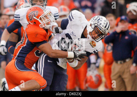 18 déc., 2010 - Albuquerque, New Mexico, United States of America - l'Université Brigham Young d'utiliser de nouveau Joshua Quezada (# 20) essaie de faire passer l'UTEP Pèse la défense. La BYU Cougars ont montré leur domination sous tension contre l'UTEP Pèse mineurs. BYU défait UTEP Pèse dans la 5e édition de New Mexico Bowl 52-24 au stade de l'Université d'Albuquerque, Nouveau Mexique. (Crédit Image : ©/Southc Long Nuygen Banque D'Images