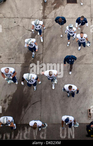 18 déc., 2010 - Albuquerque, New Mexico, United States of America - l'Université Brigham Young d'utiliser de nouveau Bryan Kariya (# 33) points au ciel avant de se diriger vers les vestiaires avant le coup d'arrêt. La BYU Cougars ont montré leur domination sous tension contre l'UTEP Pèse mineurs. BYU défait UTEP Pèse dans la 5e édition de New Mexico Bowl 52-24 au stade de l'Université d'Albuquerque, Nouveau Mexique. (Crédit I Banque D'Images