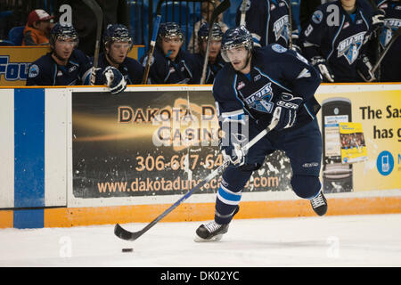 18 déc., 2010 - Saskatoon, Saskatchewan, Canada - Saskatoon Centre Lames Marek Viedensky (# 19) met la rondelle dans la zone en action au cours de l'Blades de Saskatoon vs Edmonton Oil Kings jeu au Credit Union Centre de Saskatoon. (Crédit Image : © Derek Mortensen/ZUMAPRESS.com) Southcreek/mondial Banque D'Images