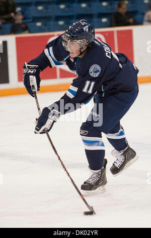 18 déc., 2010 - Saskatoon, Saskatchewan, Canada - Saskatoon Centre Lames Chris Collins (# 11) passe la rondelle en action pendant la Blades de Saskatoon vs Edmonton Oil Kings jeu au Credit Union Centre de Saskatoon. (Crédit Image : © Derek Mortensen/ZUMAPRESS.com) Southcreek/mondial Banque D'Images