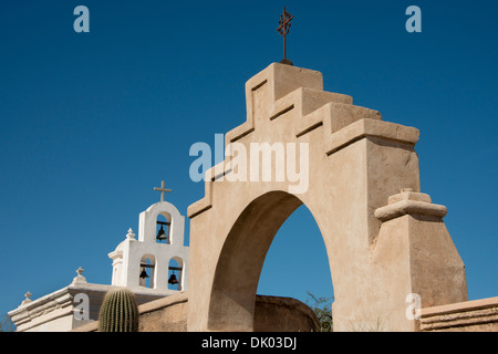 Arizona, Tuscon. Maure historique, Byzantine et le style mexicain Franciscan mission San Xavier del Bac, ch. 1783 à 1797. Banque D'Images