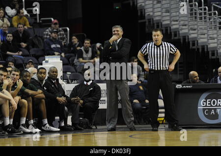 18 décembre 2010 - Washington, District de Columbia, États-Unis d'Amérique - Loyola (MD) Lévriers Jimmy Patsos entraîneur en chef au cours de la première moitié au Verizon Center. À la mi-temps le Georgetown Hoyas mènent Loyola (MD) Lévriers 50-27. (Crédit Image : © Carlos Suanes/ZUMAPRESS.com) Southcreek/mondial Banque D'Images