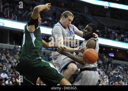 18 décembre 2010 - Washington, District de Columbia, États-Unis d'Amérique - Georgetown Hoyas Nate Lubick avant (34) et Georgetown Hoyas center Henry Sims (14) lutte pour une balle lâche avec Loyola (Md) lévriers en avant Julius Brooks (30) au cours de la première moitié au Verizon Center. À la mi-temps le Georgetown Hoyas mènent Loyola (MD) Lévriers 50-27. (Crédit Image : © Carlos S Banque D'Images