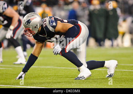 19 déc., 2010 - Foxborough, Massachusetts, United States of America - New England Patriots' LB Tully Banta-Cain (95) défini pour le jeu. Le New England Patriots vaincre les Green Bay Packers 31 - 27 au Stade Gillette. (Crédit Image : © Geoff Bolte/ZUMAPRESS.com) Southcreek/mondial Banque D'Images