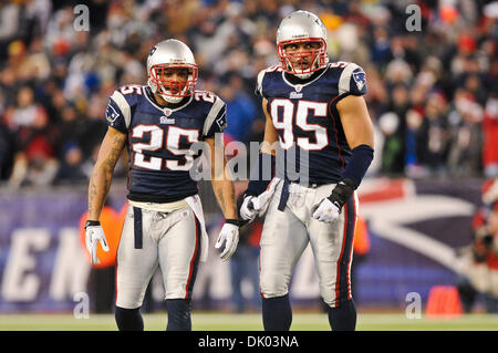 19 déc., 2010 - Foxborough, Massachusetts, United States of America - New England Patriots' S Patrick Chung (25) et LB Tully Banta-Cain (95) à pied hors du terrain après le jeu. Le New England Patriots vaincre les Green Bay Packers 31 - 27 au Stade Gillette. (Crédit Image : © Geoff Bolte/ZUMAPRESS.com) Southcreek/mondial Banque D'Images