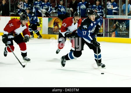 19 déc., 2010 - Las Vegas, Nevada, United States of America - Idaho Steelheads Aki Seitsonen avant (# 17) va pour l'objectif en tant que défenseurs Wranglers de Las Vegas Sean McMonagle (# 13) et Eddie DelGrosso (# 21) donner la chasse au cours de deuxième période de l'action de l'Idaho Steelheads à Las Vegas au jeu Wranglers Orleans Arena de Las Vegas, Nevada. Wranglers de Las Vegas conduire l'Idaho Steelhea Banque D'Images