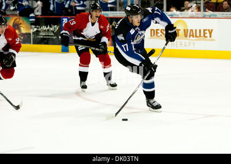 19 déc., 2010 - Las Vegas, Nevada, United States of America - Idaho Steelheads Aki Seitsonen avant (# 17) va pour l'objectif en tant que défenseurs Wranglers de Las Vegas Sean McMonagle (# 13) et Eddie DelGrosso (# 21) donner la chasse au cours de deuxième période de l'action de l'Idaho Steelheads à Las Vegas au jeu Wranglers Orleans Arena de Las Vegas, Nevada. Wranglers de Las Vegas conduire l'Idaho Steelhea Banque D'Images