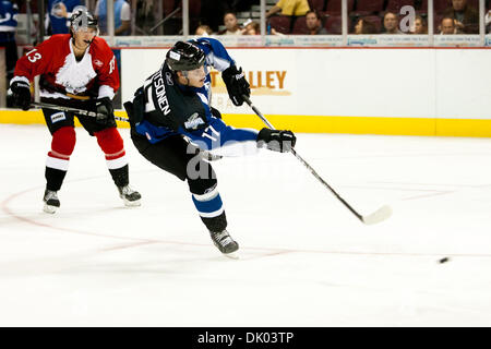 19 déc., 2010 - Las Vegas, Nevada, United States of America - Idaho Steelheads Aki Seitsonen avant (# 17) pousses pour l'objectif en tant que défenseurs Wranglers de Las Vegas Sean McMonagle (# 13) et Eddie DelGrosso (# 21) donner la chasse au cours de deuxième période de l'action de l'Idaho Steelheads à Las Vegas au jeu Wranglers Orleans Arena de Las Vegas, Nevada. Wranglers de Las Vegas l'Idaho Steelh plomb Banque D'Images