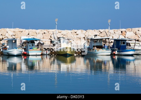 Bateaux de pêche dans le port de Latchi, polis, Chypre Banque D'Images