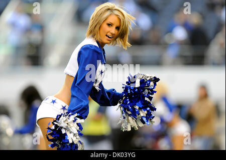 19 déc., 2010 - Arlington, Texas, United States of America - Dallas Cowboys cheerleaders pendant l'action de jeu comme les Dallas Cowboys vaincre les Redskins de Washington 33-30 au Cowboys Stadium à Arlington, au Texas. (Crédit Image : © Steven Leija/global/ZUMAPRESS.com) Southcreek Banque D'Images