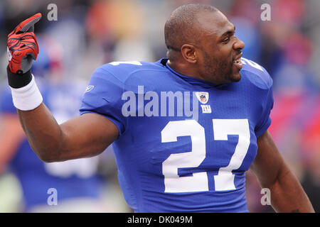 19 déc., 2010 - East Rutherford, New Jersey, United States of America - New York Giants running back Brandon Jacobs (27) incite à encourager des fans pendant l'échauffement pour la semaine 15 de l'action entre NFL Eagles de Philadelphie et les Giants de New York au New Meadowlands Stadium à East Rutherford, New Jersey. (Crédit Image : © Vous Schneekloth/global/ZUMAPRESS.com) Southcreek Banque D'Images