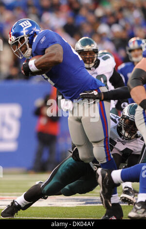 19 déc., 2010 - East Rutherford, New Jersey, United States of America - Philadelphia Eagles linebacker Jamar Chaney (51) s'attaque à New York Giants running back Brandon Jacobs (27) pendant la seconde moitié de la semaine 15 l'action de la NFL entre les Philadelphia Eagles et les Giants de New York au New Meadowlands Stadium à East Rutherford, New Jersey. L'Eagles défait les géants 38-31. (Crédit Image : © s Banque D'Images