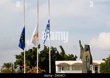 Chypriotes, grecques et de l'UE, je vois des drapeaux en berne à l'égard de la mort de formé le président chypriote Glafcos Clerides, Banque D'Images