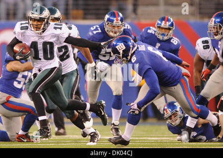 19 déc., 2010 - East Rutherford, New Jersey, United States of America - Philadelphia Eagles receveur DeSean Jackson (10) Bras raides les New York Giants punter Matt Dodge, (6) le retour de Dodge et punt pour un touchdown gagnant n'ayant pas le temps restant sur l'horloge au cours de la semaine 15 l'action de la NFL entre les Philadelphia Eagles et les Giants de New York au New Meadowlands Stadium dans le cadre des ee Banque D'Images