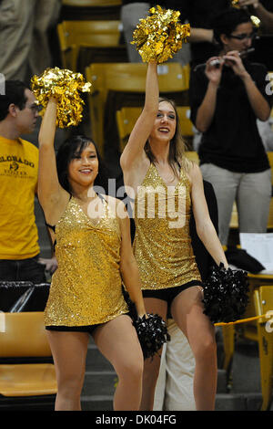 19 déc., 2010 - Boulder, Colorado, États-Unis d'Amérique - Les membres de l'équipe de danse Express CU effectuer sur la touche. Colorado dominé Longwood et a été la victoire par la marque de 104-59 à Coors Event Center. (Crédit Image : © Andrew Fielding/ZUMAPRESS.com) Southcreek/mondial Banque D'Images