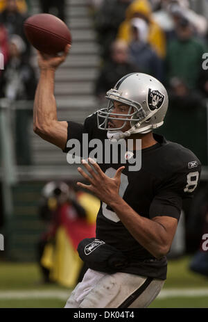 19 déc., 2010 - Oakland, CA, USA - Oakland Raiders vs Denver Broncos au Oakland-Alameda County Coliseum, Dimanche 19 Décembre, 2010. Oakland Raiders quarterback Jason Campbell # 8..Raiders Broncos 39-23 battements. (Crédit Image : © Al/ZUMAPRESS.com) Golub Banque D'Images